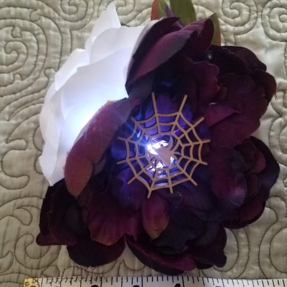 Light up LED Pinup Spider Hair Flower - Picture 4 of 4